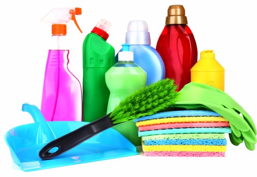 Professional carpet cleaner in SW10 restoring a living room carpet
